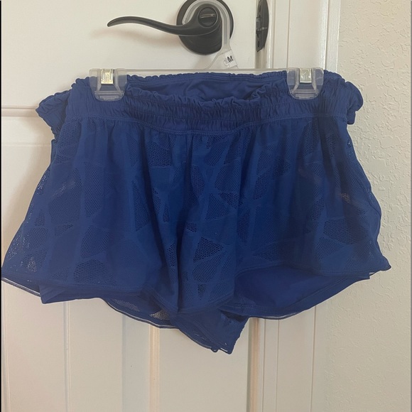 THE CUTEST LULULEMON SHORTS!! - Picture 1 of 3